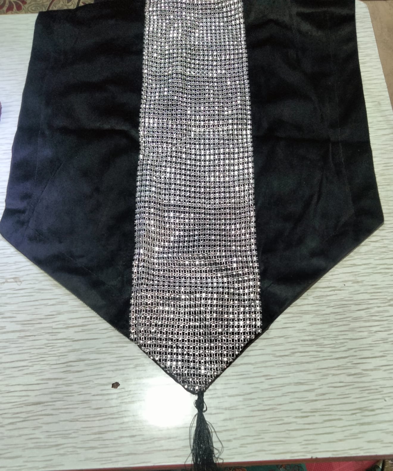 Pack of 1 pack velvet decorative table runner black